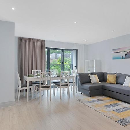 Spacious, 3 Bedroom, 2 Bathroom, Surbiton ภายนอก รูปภาพ