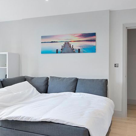 Spacious, 3 Bedroom, 2 Bathroom, Surbiton ภายนอก รูปภาพ