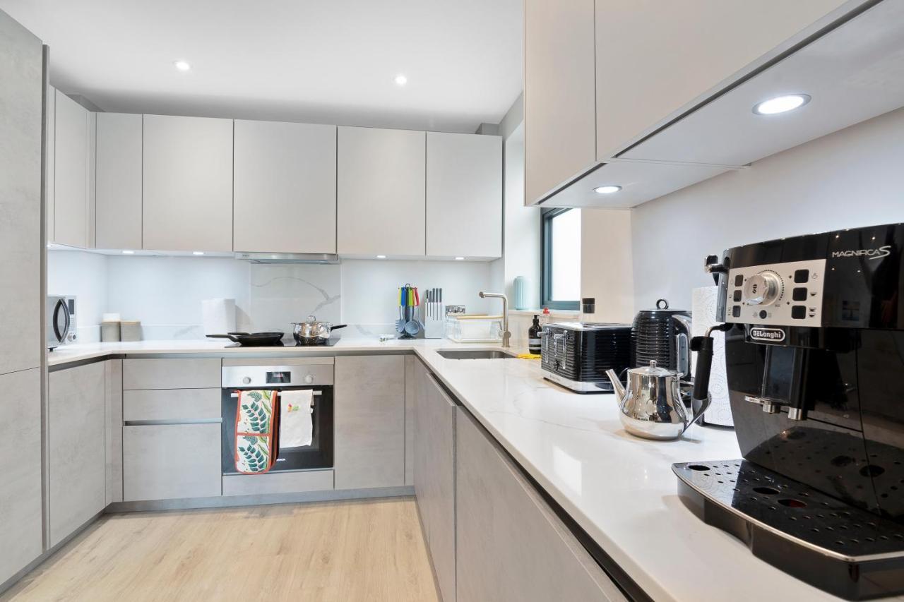 Spacious, 3 Bedroom, 2 Bathroom, Surbiton ภายนอก รูปภาพ