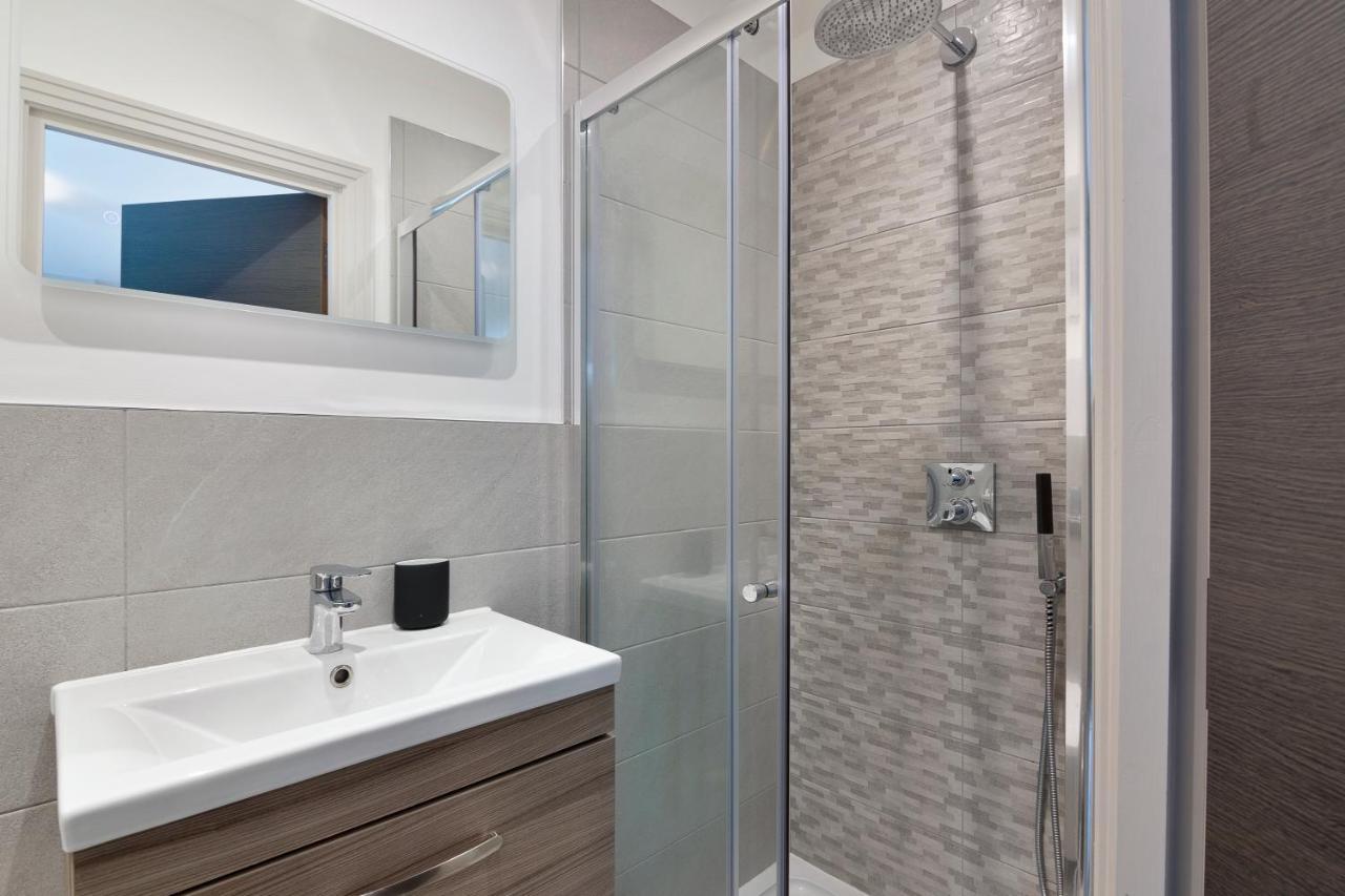 Spacious, 3 Bedroom, 2 Bathroom, Surbiton ภายนอก รูปภาพ