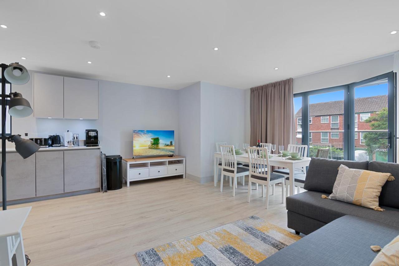 Spacious, 3 Bedroom, 2 Bathroom, Surbiton ภายนอก รูปภาพ