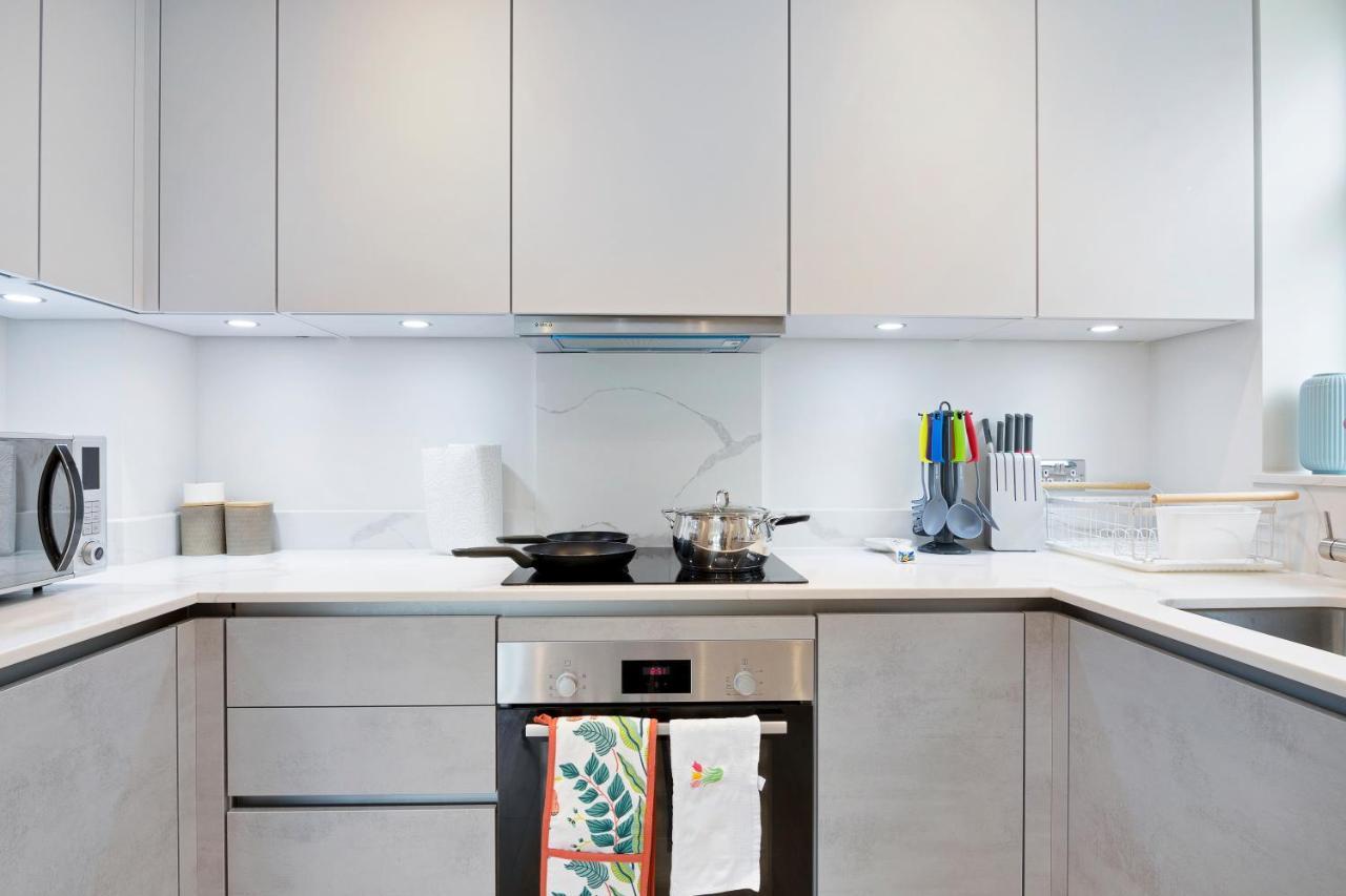 Spacious, 3 Bedroom, 2 Bathroom, Surbiton ภายนอก รูปภาพ