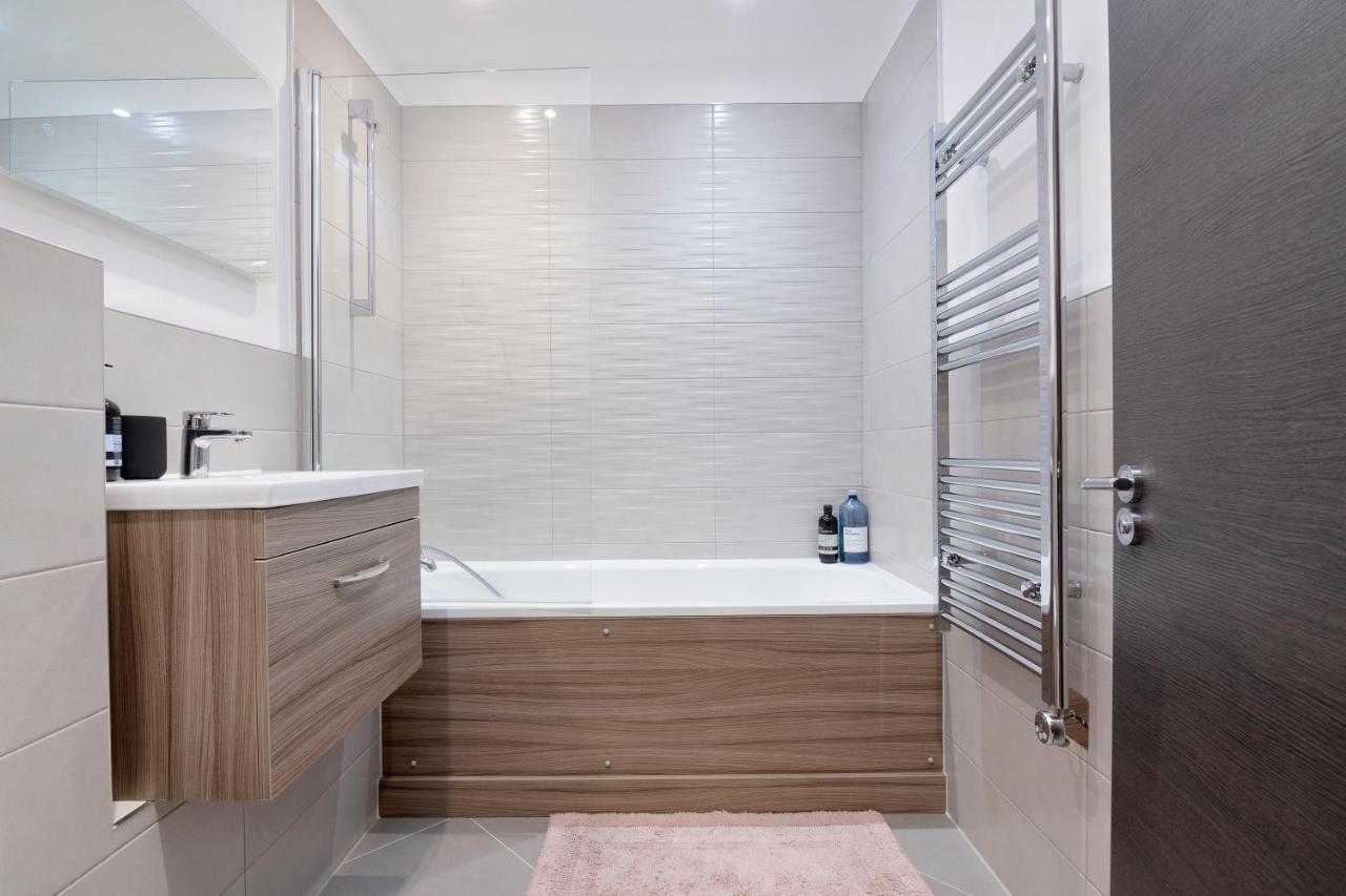 Spacious, 3 Bedroom, 2 Bathroom, Surbiton ภายนอก รูปภาพ