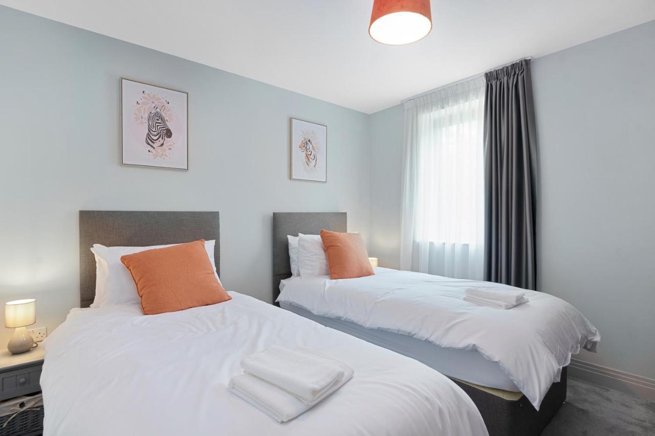 Spacious, 3 Bedroom, 2 Bathroom, Surbiton ภายนอก รูปภาพ