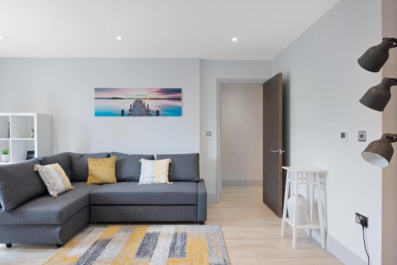 Spacious, 3 Bedroom, 2 Bathroom, Surbiton ภายนอก รูปภาพ
