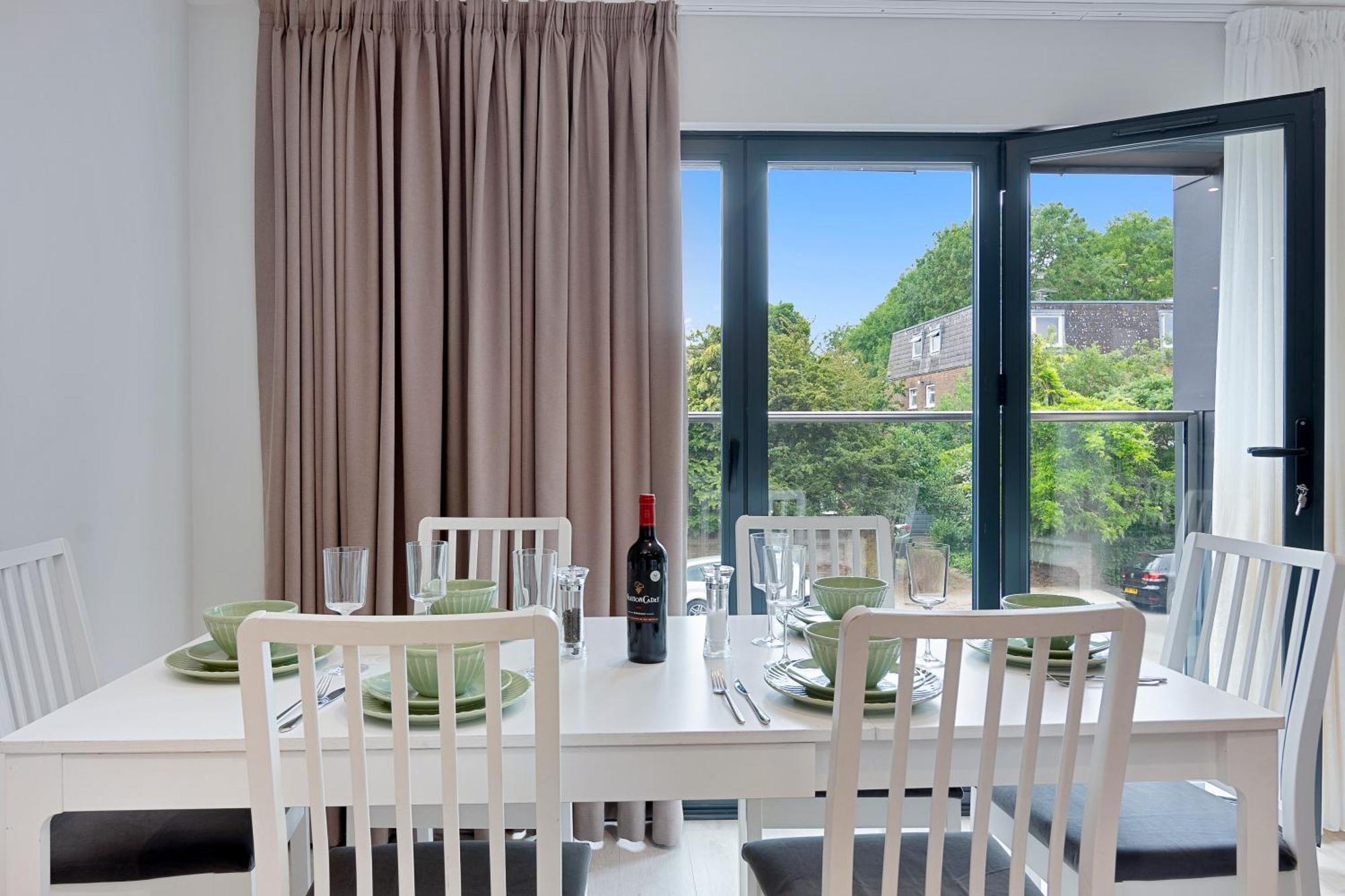 Spacious, 3 Bedroom, 2 Bathroom, Surbiton ภายนอก รูปภาพ