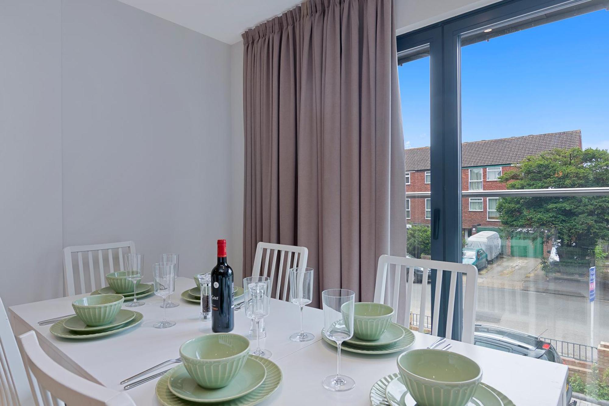 Spacious, 3 Bedroom, 2 Bathroom, Surbiton ภายนอก รูปภาพ